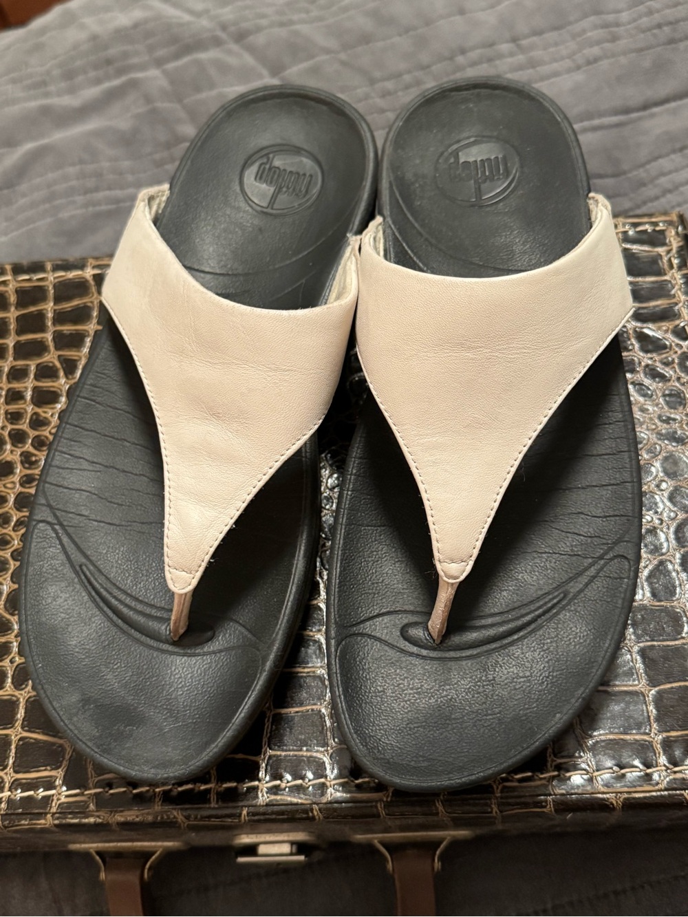 FitFlop Black Footbed Sandals with light Cream/ soft white Leather Thong